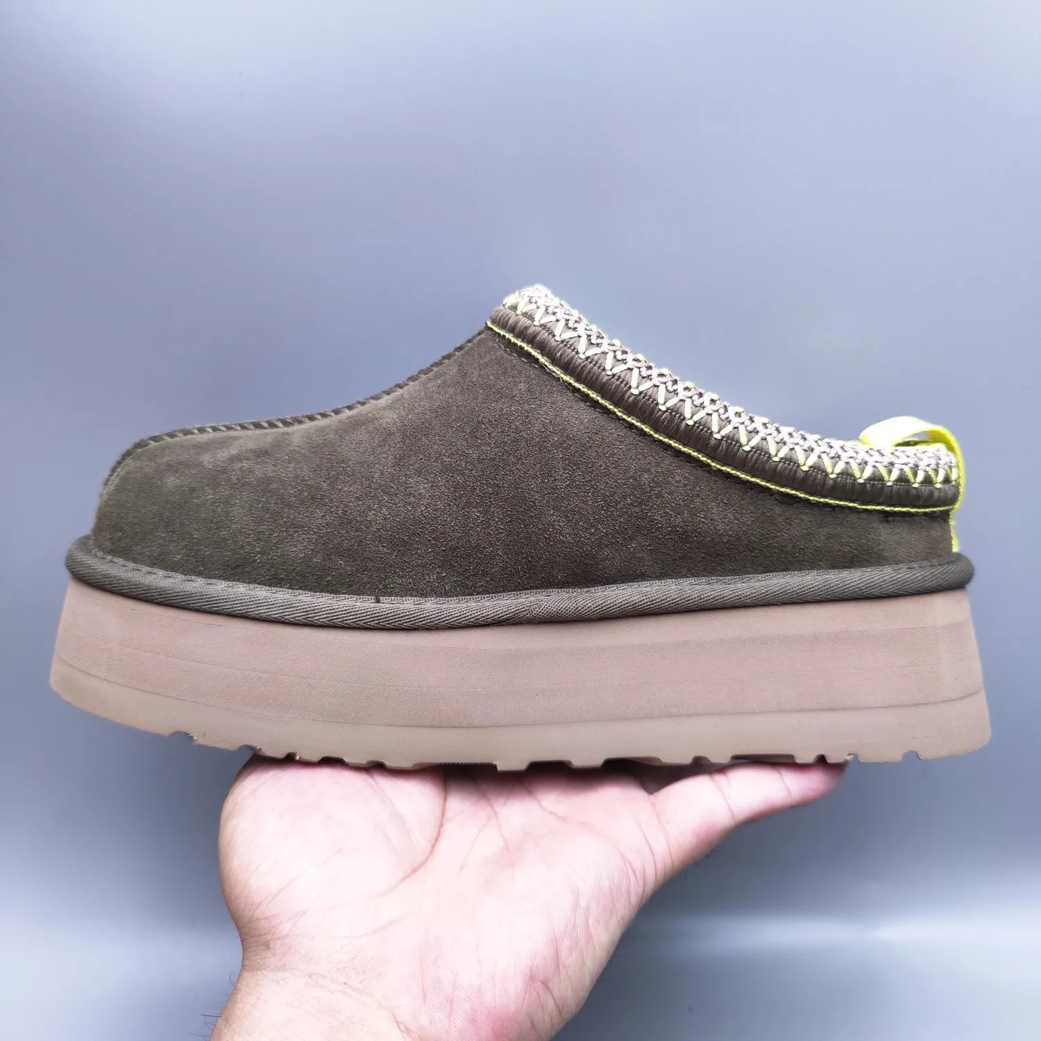 💰440 UGG sheepskin all-in-one snow boots 2553 co-branded national trend style thick-soled one-leg women’s snow boots🐾~ 🍭 A co-branded trendy item launched with well-known designer brands Feng Chen Wang and TELFAR. Zhou Dongyu & Wang Jiaer’s same style Fang Kete boots. The slip-on design makes it easy to put on and take off, and can be used indoors or outdoors. The exotic edging design is eye-catching, and it is definitely worth buying~ 🍭Material: cowhide➕sheep fur Outsole: rubber (light wing technology) 🍭Color: black, maroon, sand, dark green, light gray, chocolate, beige, walnut, brown, dark gray, red 🍭Number of codes: 35-42